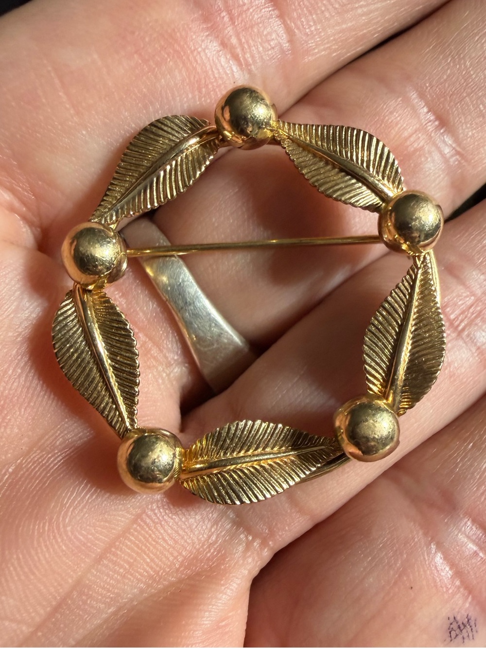 Vintage Van Dell 1/20 12k Gold Filled Leaf Circle Brooch